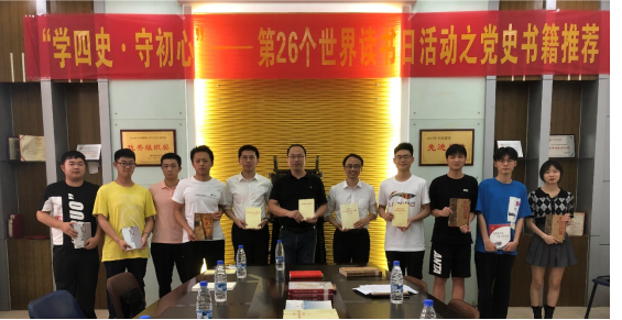 胡海祥给每位获奖同学颁发"阅读之星"荣誉证书,并殷切告诫同学们"