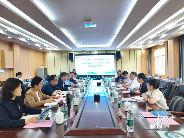 在江西中医药大学举行政校企座谈会。 