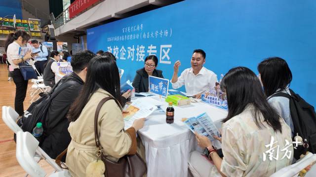 局长现场带岗讲解政策。 